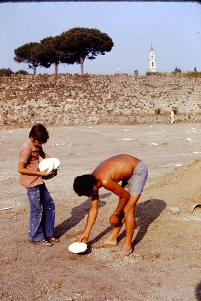 I.22 Pompeii. 1974. Placing the spheres in position, for viewing from the “balloon”.  
Photo by Stanley A. Jashemski.   
Source: The Wilhelmina and Stanley A. Jashemski archive in the University of Maryland Library, Special Collections (See collection page) and made available under the Creative Commons Attribution-Non Commercial License v.4. See Licence and use details. J74f0404