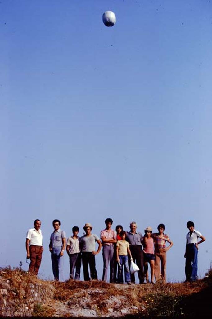 I.22 Pompeii. 1974. Sig. Sicignano and workers waiting for the arrival of the “balloon”. Photo by Stanley A. Jashemski.   
Source: The Wilhelmina and Stanley A. Jashemski archive in the University of Maryland Library, Special Collections (See collection page) and made available under the Creative Commons Attribution-Non Commercial License v.4. See Licence and use details. J74f0415