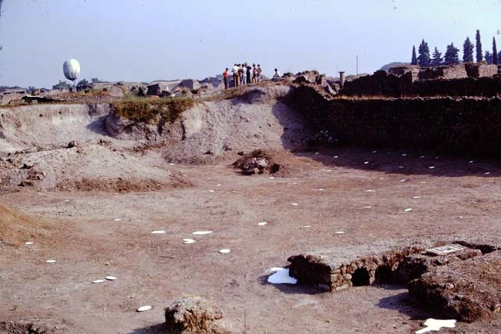I.22 Pompeii. 1974. Looking north-east across site, with painted spheres marking the root cavities, which would be visible from the approaching “balloon”. Photo by Stanley A. Jashemski.   
Source: The Wilhelmina and Stanley A. Jashemski archive in the University of Maryland Library, Special Collections (See collection page) and made available under the Creative Commons Attribution-Non Commercial License v.4. See Licence and use details. J74f0416