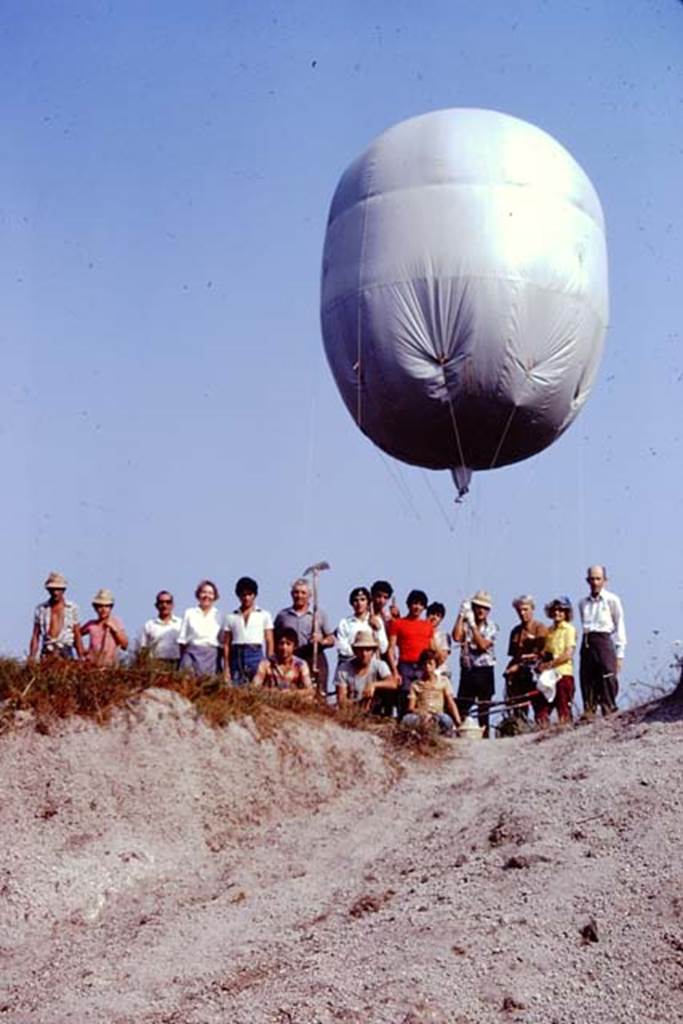 I.22 Pompeii. 1974. The workers, Sig. Sicignano, Wilhelmina  and Stanley with the ”balloon”. Photo by Stanley A. Jashemski.   
Source: The Wilhelmina and Stanley A. Jashemski archive in the University of Maryland Library, Special Collections (See collection page) and made available under the Creative Commons Attribution-Non Commercial License v.4. See Licence and use details. J74f0422