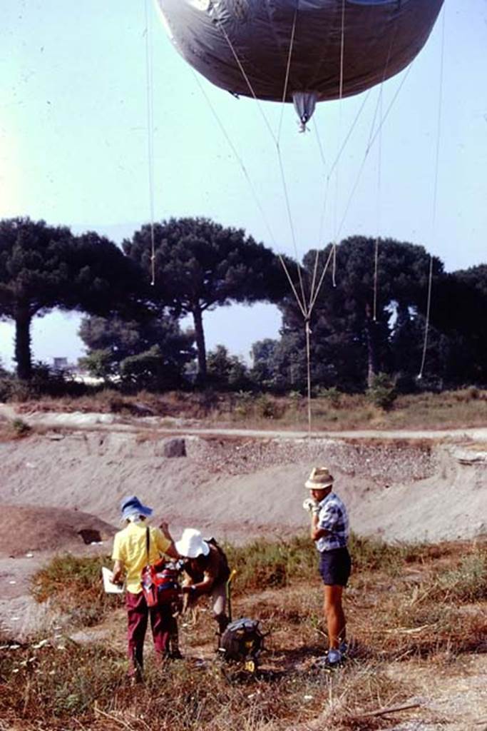 I.22 Pompeii. 1974. Getting ready to photograph from the “balloon”. Photo by Stanley A. Jashemski.   
Source: The Wilhelmina and Stanley A. Jashemski archive in the University of Maryland Library, Special Collections (See collection page) and made available under the Creative Commons Attribution-Non Commercial License v.4. See Licence and use details. J74f0425