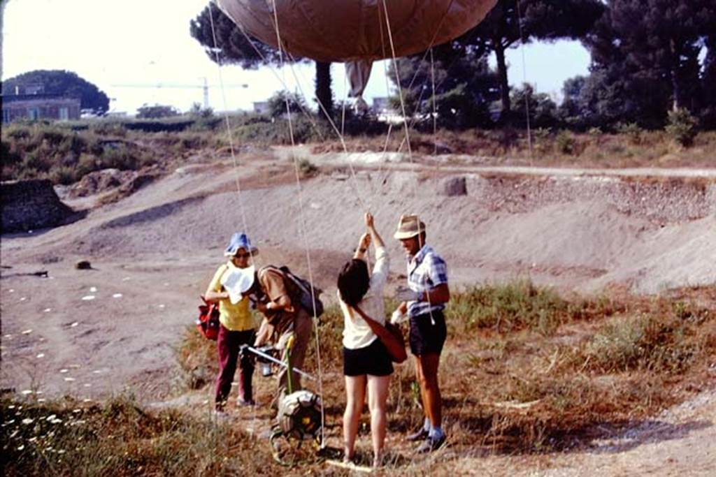 I.22 Pompeii. 1974. Looking south-west towards ramp, and site of painted spheres with the “balloon” crew.  Photo by Stanley A. Jashemski.   
Source: The Wilhelmina and Stanley A. Jashemski archive in the University of Maryland Library, Special Collections (See collection page) and made available under the Creative Commons Attribution-Non Commercial License v.4. See Licence and use details. J74f0426