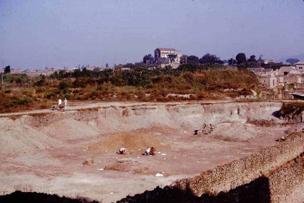 I.22 Pompeii. 1974. Looking north-west across garden area. Photo by Stanley A. Jashemski.   
Source: The Wilhelmina and Stanley A. Jashemski archive in the University of Maryland Library, Special Collections (See collection page) and made available under the Creative Commons Attribution-Non Commercial License v.4. See Licence and use details. J74f0701