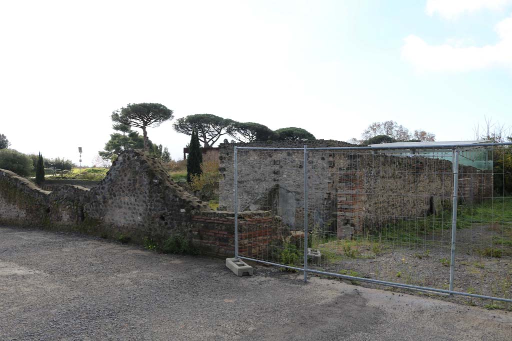 1.22.3 Pompeii. December 2018. 
Looking south-west towards corner of insula at junction of Vicolo della Nave Europa, on left, and Via della Palestra, on right.  
Photo courtesy of Aude Durand.