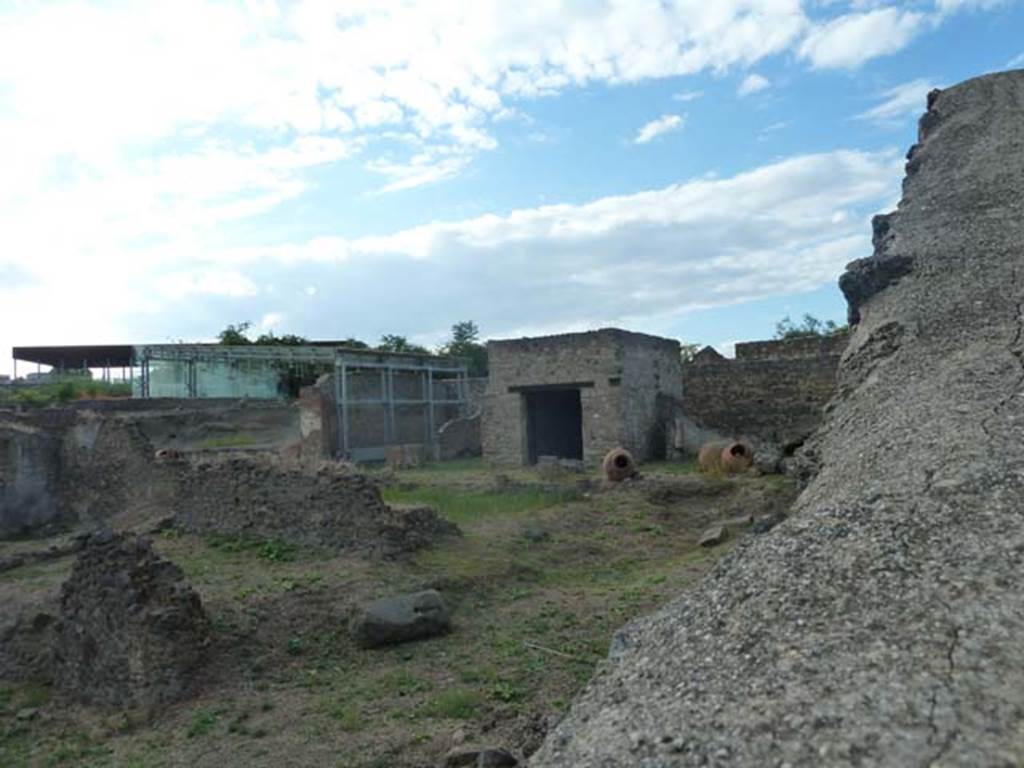 I.22.3 Pompeii. September 2015. Looking north-west across site towards the triclinium.