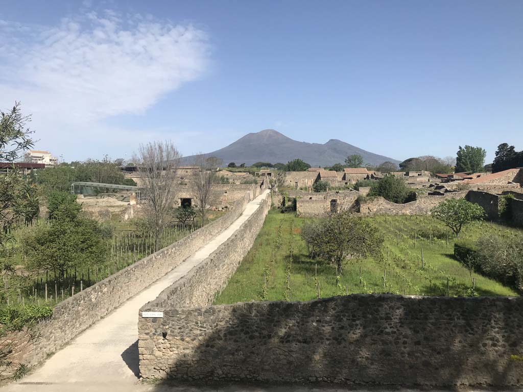 I.22.3, Pompeii, on left of roadway, and I.21, on right. April 2019. Looking north.
Photo courtesy of Rick Bauer.