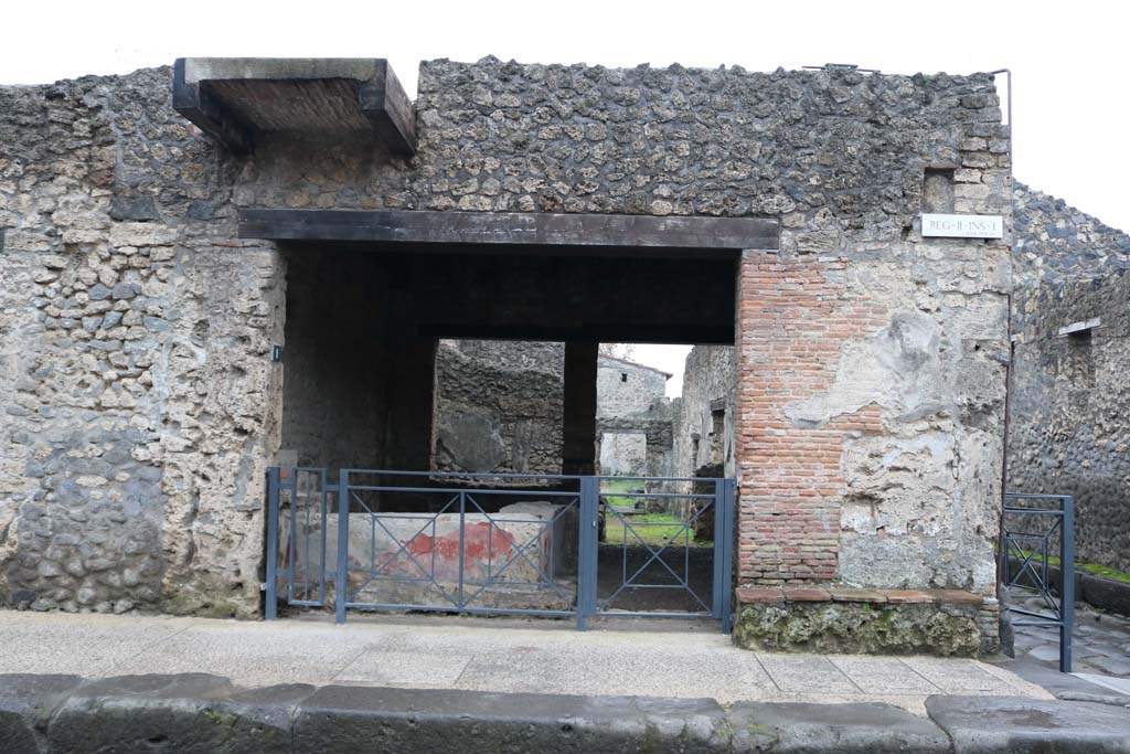 II.1.1 Pompeii. December 2018. 
Looking south to entrance doorway on Via dell’Abbondanza, Via di Nocera is on the right. Photo courtesy of Aude Durand.