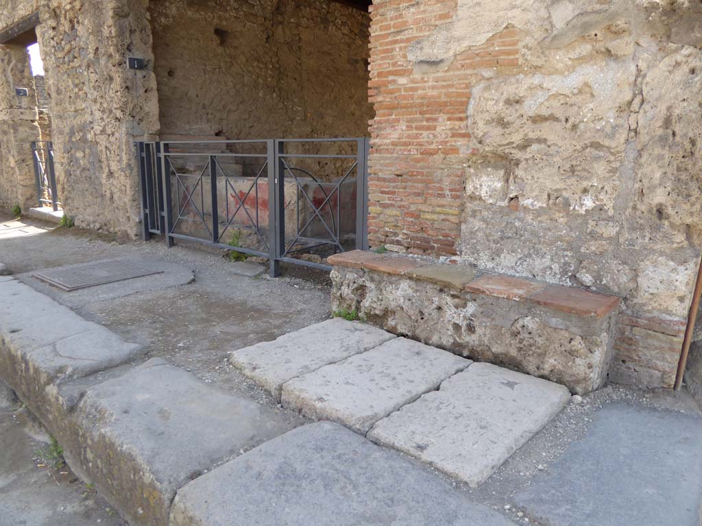II.1.1 Pompeii. July 2021. Looking east from bench on west side of entrance doorway.
Foto Annette Haug, ERC Grant 681269 DÉCOR.