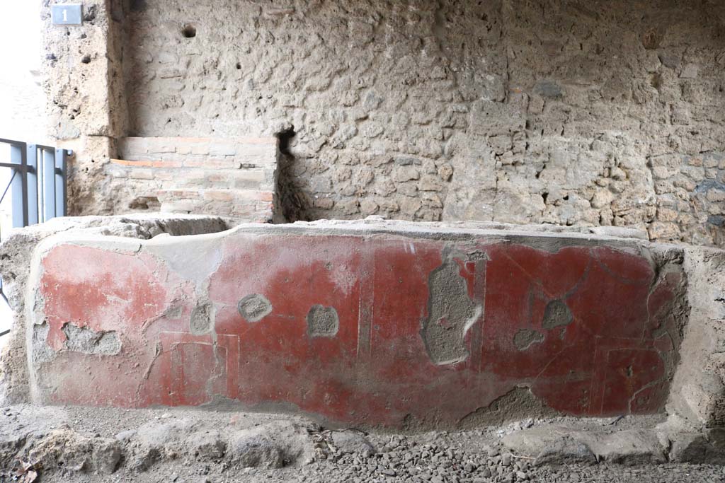 II.1.1 Pompeii. December 2018. Looking east across counter with remains of red painted decoration. Photo courtesy of Aude Durand.