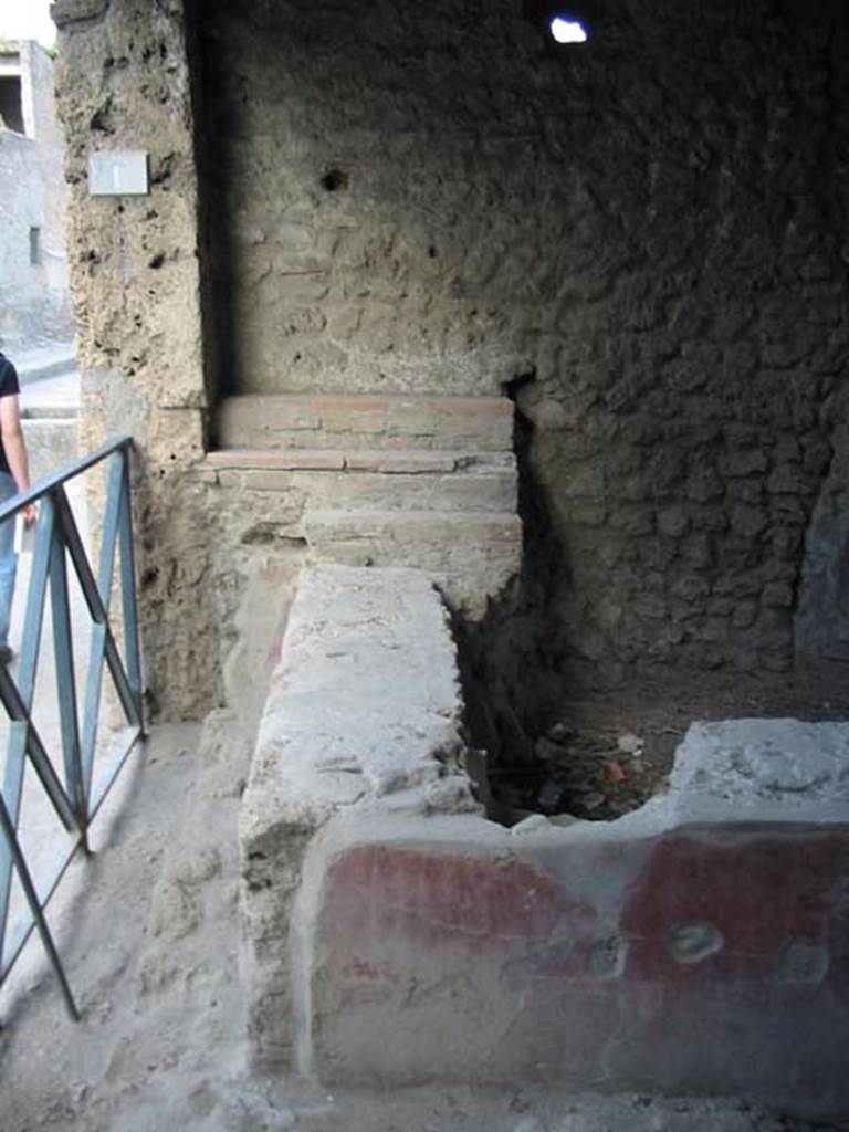 II.1.1 Pompeii. May 2003. Looking east across counter with remains of red stucco. 
Photo courtesy of Nicolas Monteix.