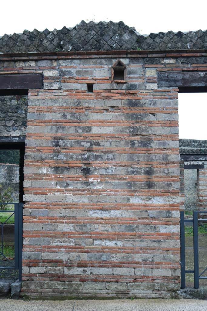 II.1.4 Pompeii. December 2018.  
Pilaster between II.1.5 on left) and II.1.4 (on right). Photo courtesy of Aude Durand.