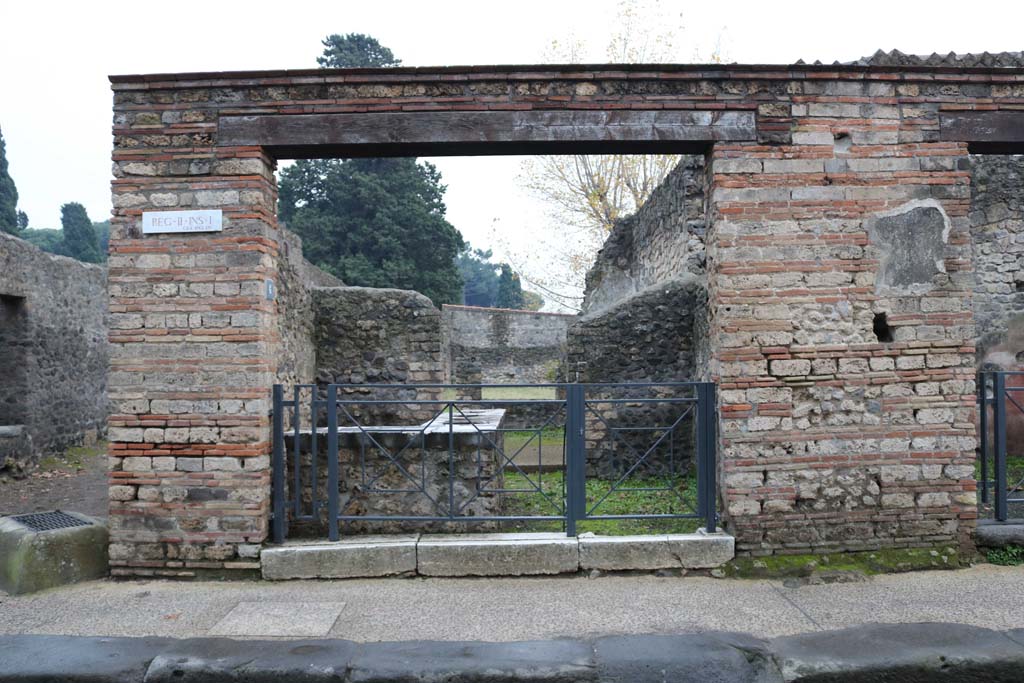 II.1.6 Pompeii. December 2018. Entrance doorway on south side of Via dell’Abbondanza. Photo courtesy of Aude Durand.