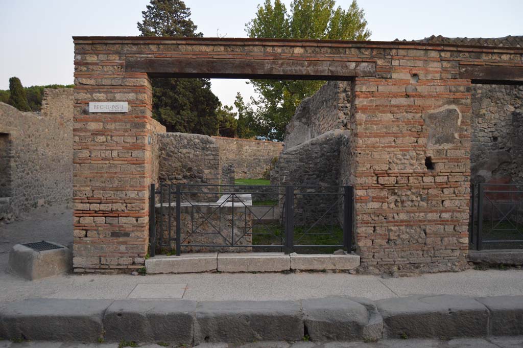 II.1.6 Pompeii, October 2017. 
Looking towards entrance doorway on south side of Via dell’Abbondanza, with Vicolo di Octavius Quartio, on left.
Foto Taylor Lauritsen, ERC Grant 681269 DÉCOR