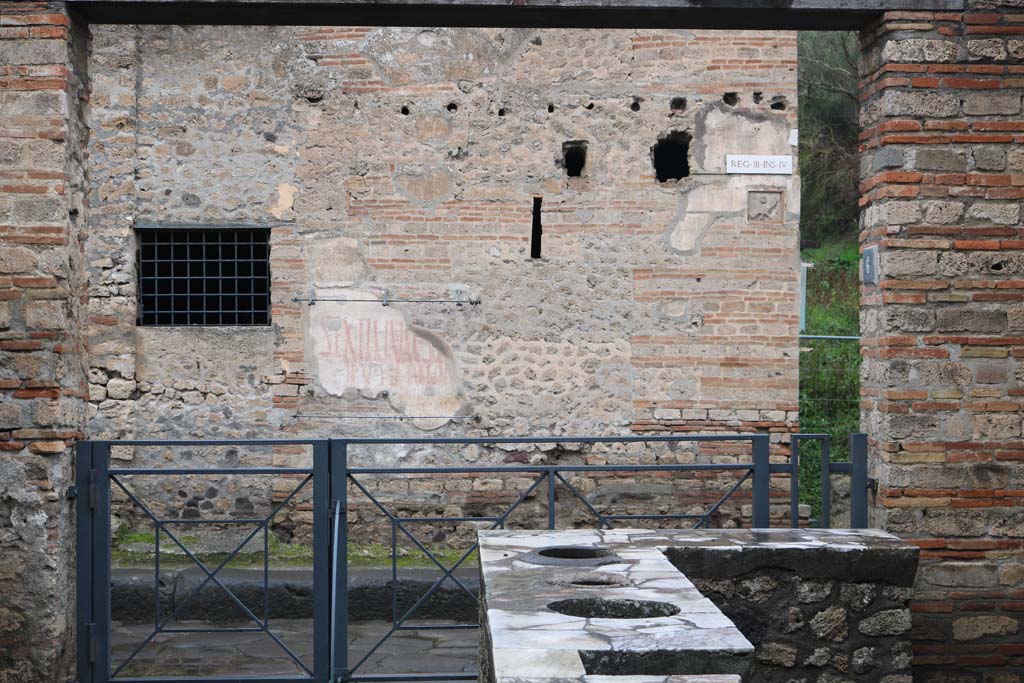II.1.6 Pompeii. December 2018. 
Looking north from counter in bar-room towards Via dell’Abbondanza. Photo courtesy of Aude Durand.