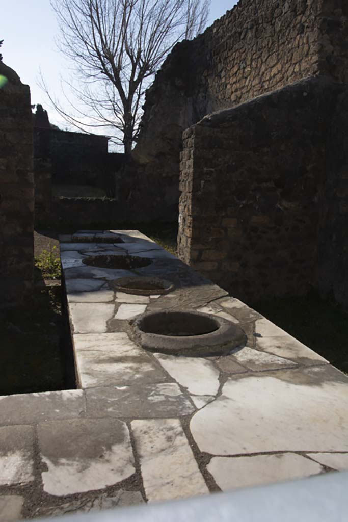 II.1.6 Pompeii. March 2019. Looking south along top of counter with three urns and a hearth.
Foto Annette Haug, ERC Grant 681269 DÉCOR