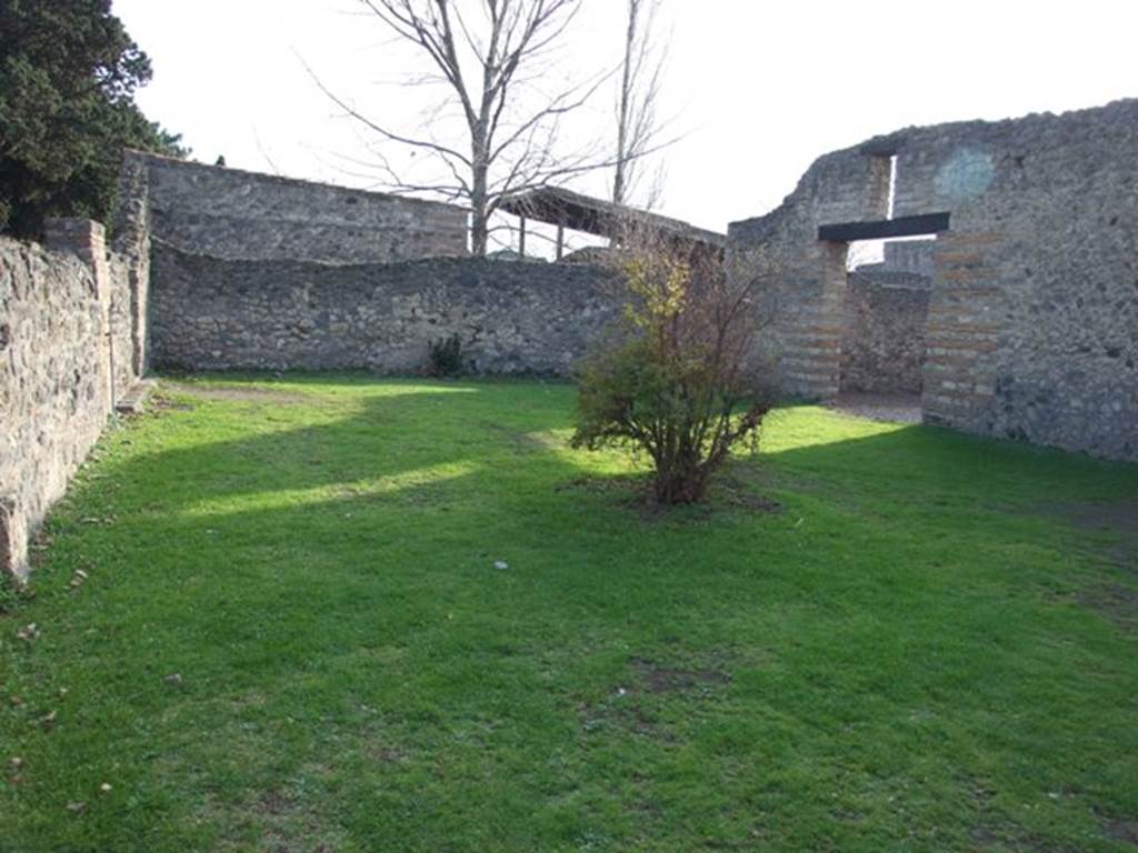 II.1.7 Pompeii. December 2007. Garden looking south along the east wall.  
On the east side (left) can be seen the original large threshold.  On the west (right) is the entrance to the house from the garden.