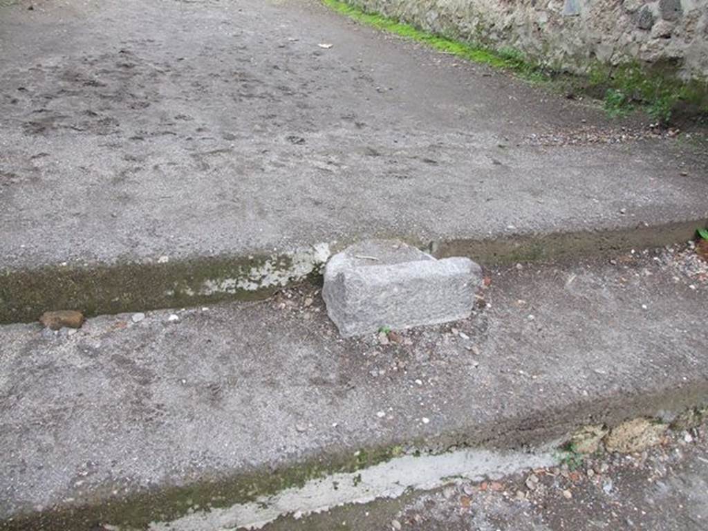 II.1.9 Pompeii.  December 2006. Base of portal between II.1.9 and II.9.6 in centre of steps to vicolo.  It was originally used for crowd control to Amphitheatre.