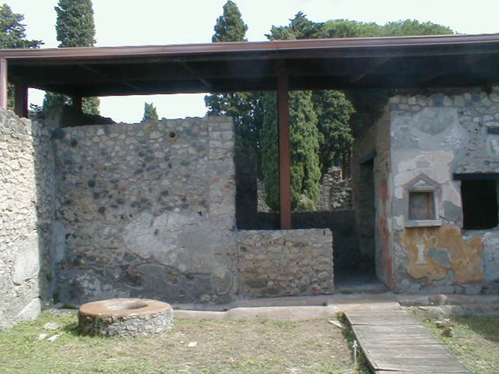 II.1.9 Pompeii.  September 2004.  North east corner with large well.