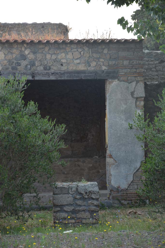 II.1.12 Pompeii. July 2017. 
Looking across peristyle garden towards south pilaster of wide west doorway to sacellum.
Foto Annette Haug, ERC Grant 681269 DÉCOR.