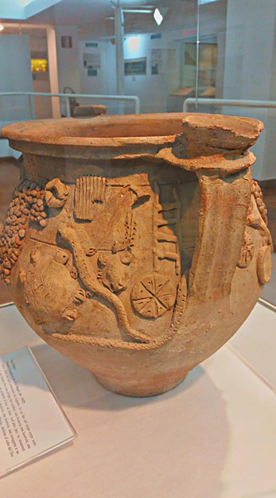 II.1.12 Pompeii. December 2018. 
Cult Vase found 9th February 1954, detail of right-hand end of side 2.
Photo courtesy of Giuseppe Ciaramella.