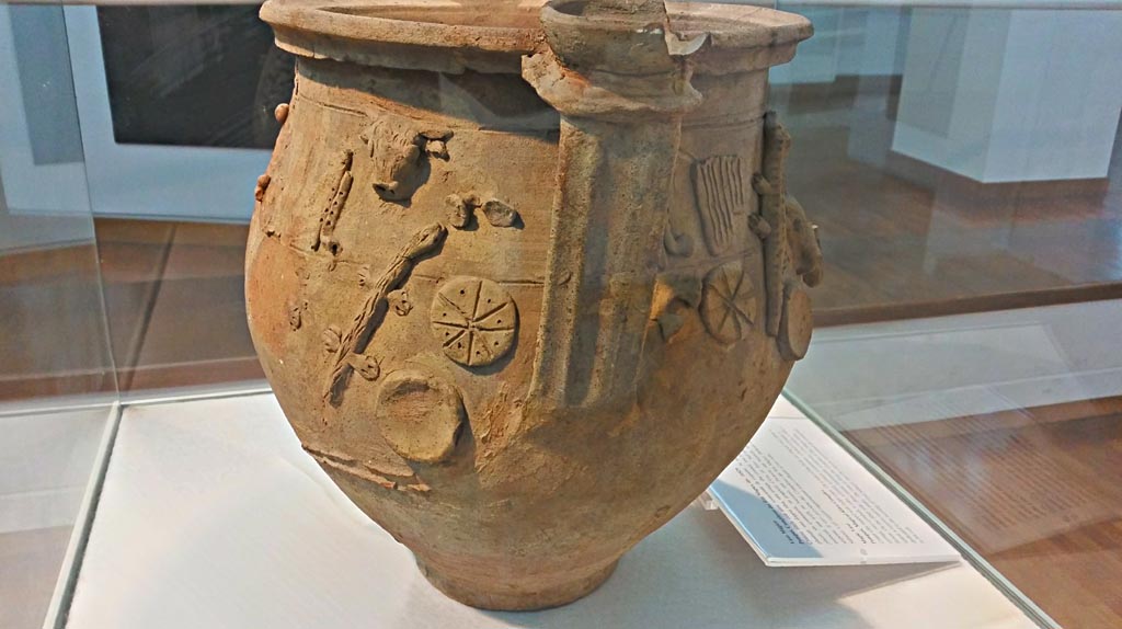 II.1.12 Pompeii. December 2018. 
Cult Vase found 9th February 1954, detail of right-hand end of side 1. Photo courtesy of Giuseppe Ciaramella.