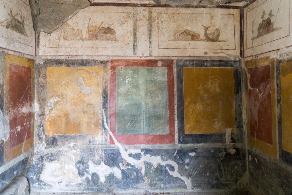 II.1.12 Pompeii. July 2021.
Looking through doorway towards west end of triclinium on north side of entrance doorway. Photo courtesy of Johannes Eber.