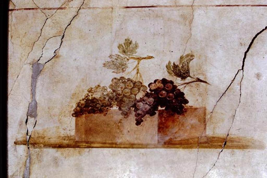 II.1.12.Pompeii. 1971. 
Upper north wall of triclinium with wall painting of bunches of grapes. Photo by Stanley A. Jashemski.
Source: The Wilhelmina and Stanley A. Jashemski archive in the University of Maryland Library, Special Collections (See collection page) and made available under the Creative Commons Attribution-Non Commercial License v.4. See Licence and use details.
J71f0165