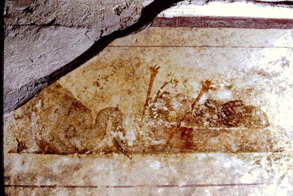 II.1.12 Pompeii. 1971. Upper part of west wall of triclinium with wall painting of a swan, a basket and two torches.  Photo by Stanley A. Jashemski.
Source: The Wilhelmina and Stanley A. Jashemski archive in the University of Maryland Library, Special Collections (See collection page) and made available under the Creative Commons Attribution-Non Commercial License v.4. See Licence and use details.
J71f0166
