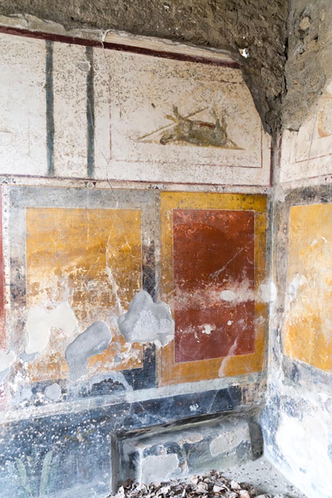 II.1.12 Pompeii. July 2021. 
South wall of triclinium at west end, with recess for couch. Photo courtesy of Johannes Eber.