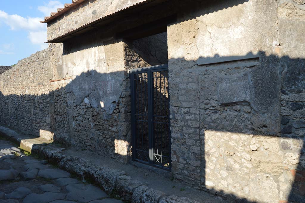 II.1.12 Pompeii. October 2017. Looking north-east towards entrance doorway on Via di Nocera. 
Foto Taylor Lauritsen, ERC Grant 681269 DÉCOR.