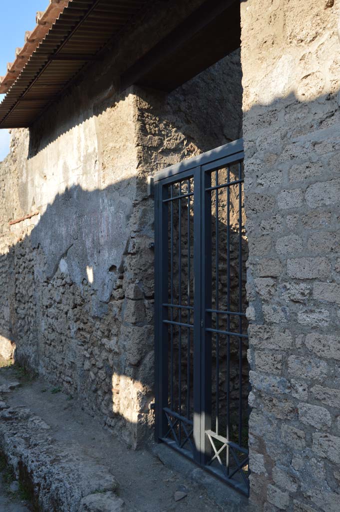 II.1.12 Pompeii. October 2017. Entrance doorway, looking towards north side.
Foto Taylor Lauritsen, ERC Grant 681269 DÉCOR.