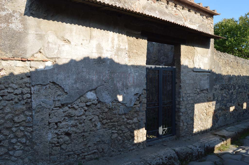 II.1.12 Pompeii. October 2017. Looking south-east towards entrance doorway on Via di Nocera.
Foto Taylor Lauritsen, ERC Grant 681269 DÉCOR.