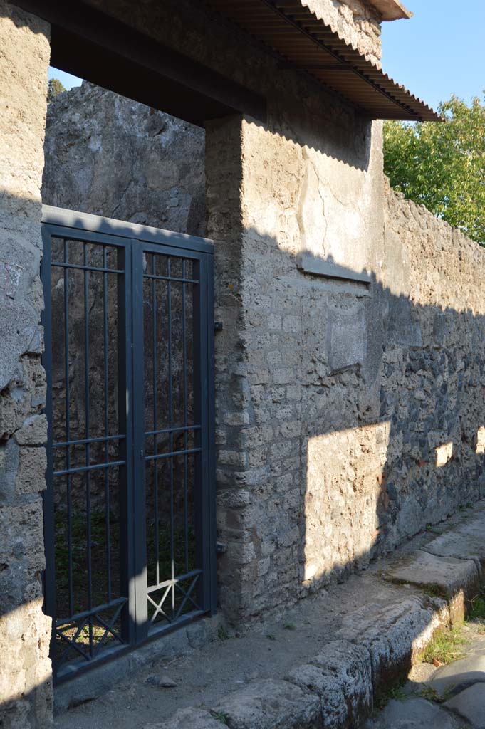 II.1.12 Pompeii, October 2017. Looking towards south (right) side of entrance doorway.
Foto Taylor Lauritsen, ERC Grant 681269 DÉCOR.