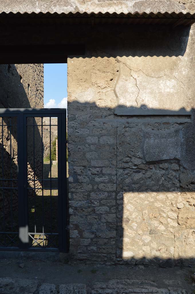 II.1.12 Pompeii, October 2017. Wall on south side of entrance doorway.
Foto Taylor Lauritsen, ERC Grant 681269 DÉCOR.