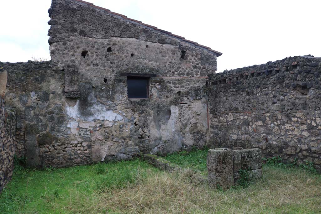II.1.1/13 Pompeii. December 2018. Looking south across garden area. Photo courtesy of Aude Durand.
On the west side, (on the right), of the garden was another room, originally covered, which may have been a summer dining room.
In the west wall, the support beams for the upper floor can be seen.