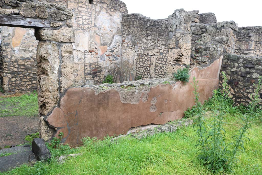 II.1.1/13 Pompeii. December 2018. 
Looking towards north wall under window, with remaining painted decoration. Photo courtesy of Aude Durand.