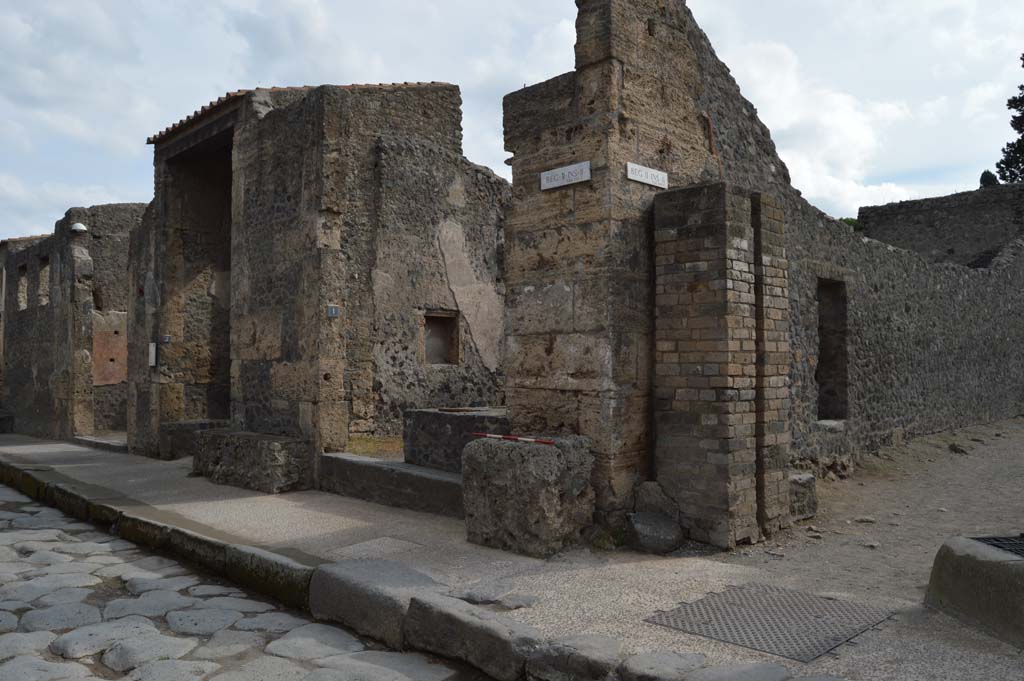II.2.1 Pompeii. October 2018. Looking south-east towards entrance doorway, in centre.
Foto Taylor Lauritsen, ERC Grant 681269 DÉCOR.