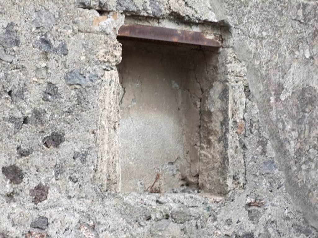 II.2.1 Pompeii. December 2006. Niche on east wall.