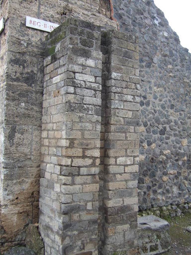 II.2.1 Pompeii. December 2005. Water column on side wall.