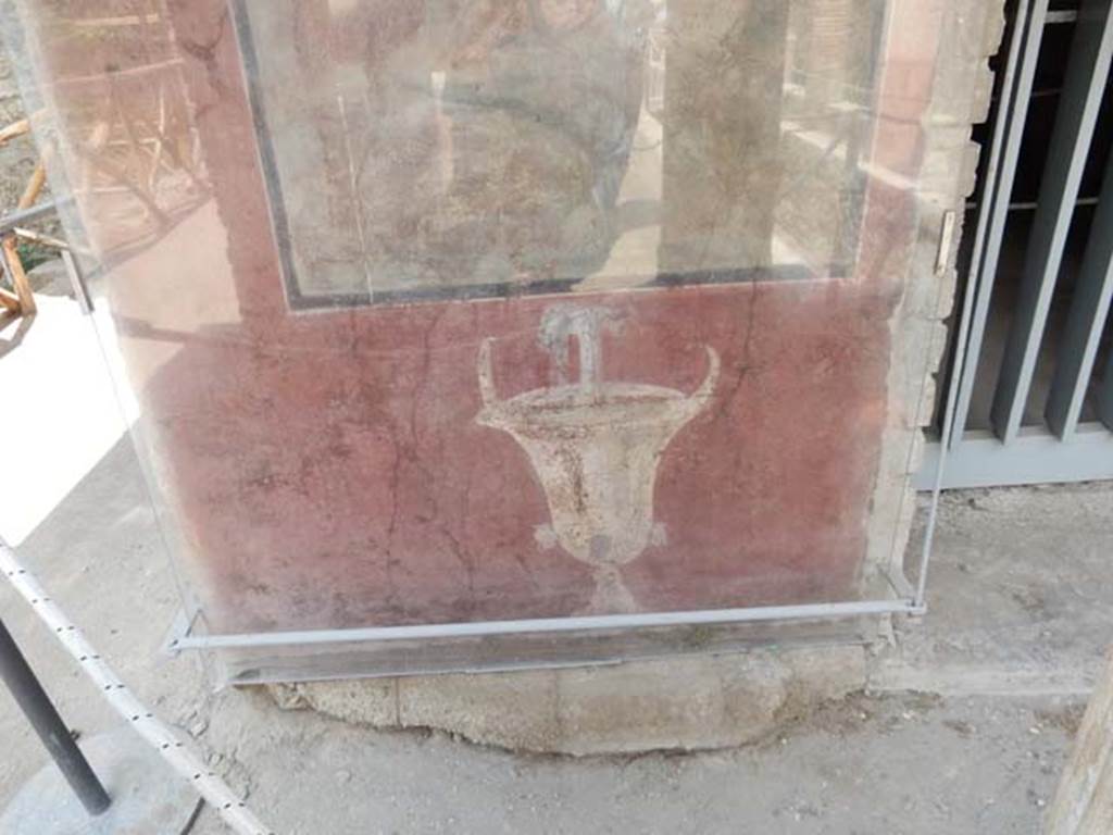 II.2.2 Pompeii. December 2005. Room "i", west end of upper euripus. Detail from lower part.  Photo courtesy of Buzz Ferebee.