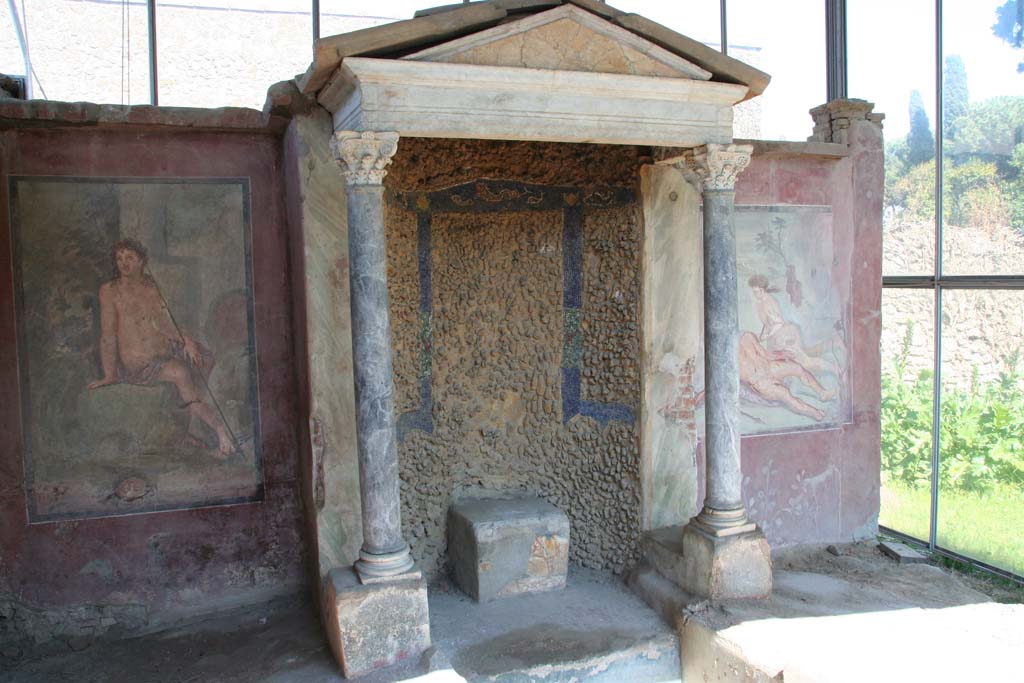 II.2.2 Pompeii. April 2011. 
Room “k”, summer dining room with biclinium with Corinthian Aedicula and water feature, at east end of upper euripus.
Photo courtesy of Klaus Heese.