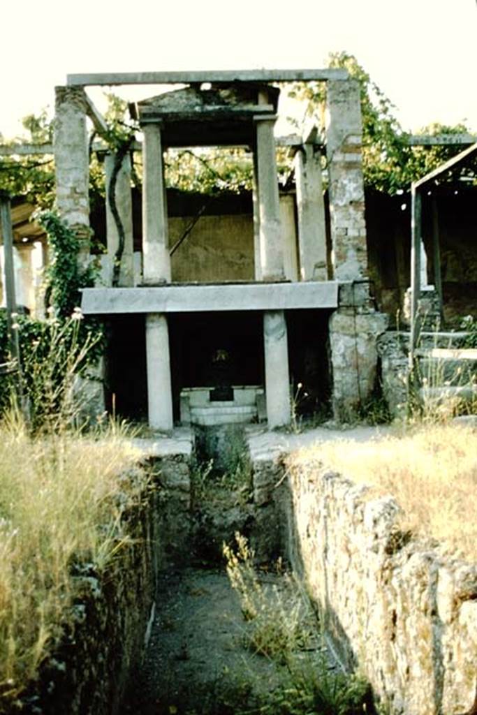II.2.2 Pompeii. 1957. Room “l”, garden area. Looking north along lower euripus towards the temple.  Photo by Stanley A. Jashemski.
Source: The Wilhelmina and Stanley A. Jashemski archive in the University of Maryland Library, Special Collections (See collection page) and made available under the Creative Commons Attribution-Non Commercial License v.4. See Licence and use details.
J57f0474