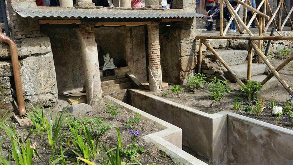 II.2.2 Pompeii. 2016/2017. 
Room “l” (L), looking north-east towards water feature at north end of garden. Photo courtesy of Giuseppe Ciaramella.