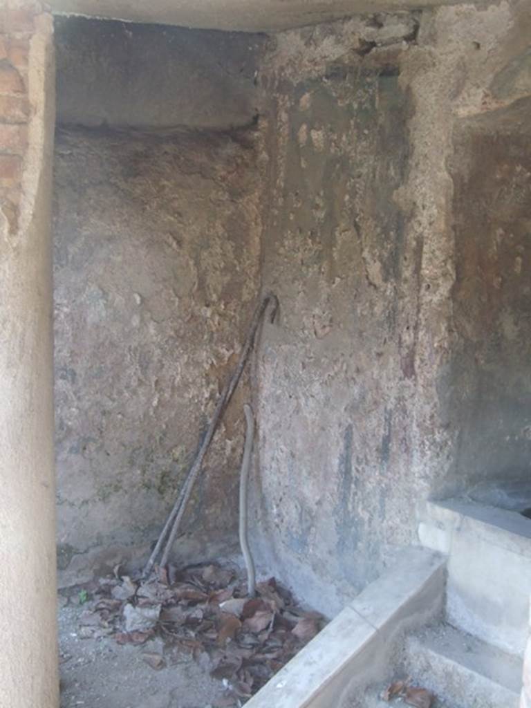 II.2.2 Pompeii. March 2009. Room “l”, garden. 
Wall of nymphaeum on west side with remains of painting of Diana or Artemis, on north wall.