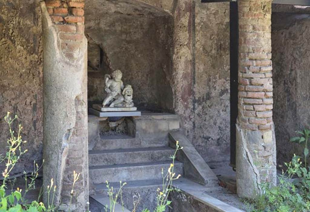II.2.2 Pompeii. April 2018. Room “l”, garden, looking north towards nymphaeum.
Photo courtesy of Ian Lycett-King. 
Use is subject to Creative Commons Attribution-NonCommercial License v.4 International.
