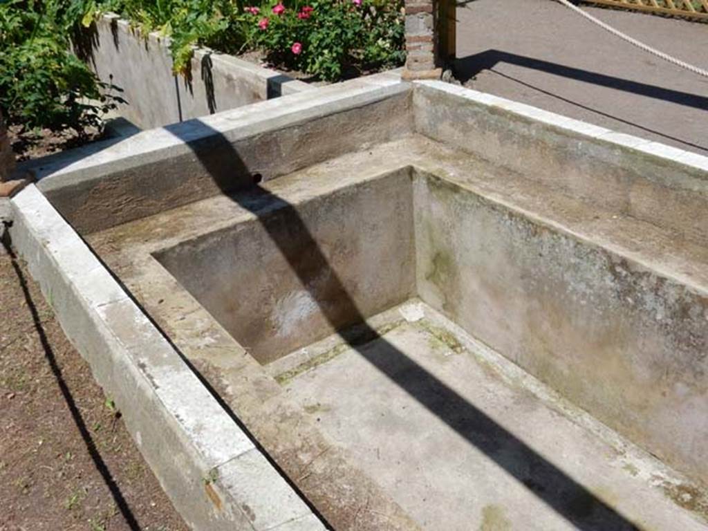 II.2.2 Pompeii. May 2016. Room “l”, garden. Detail of the north end of the third pool at the south end of garden.
Photo courtesy of Buzz Ferebee.
