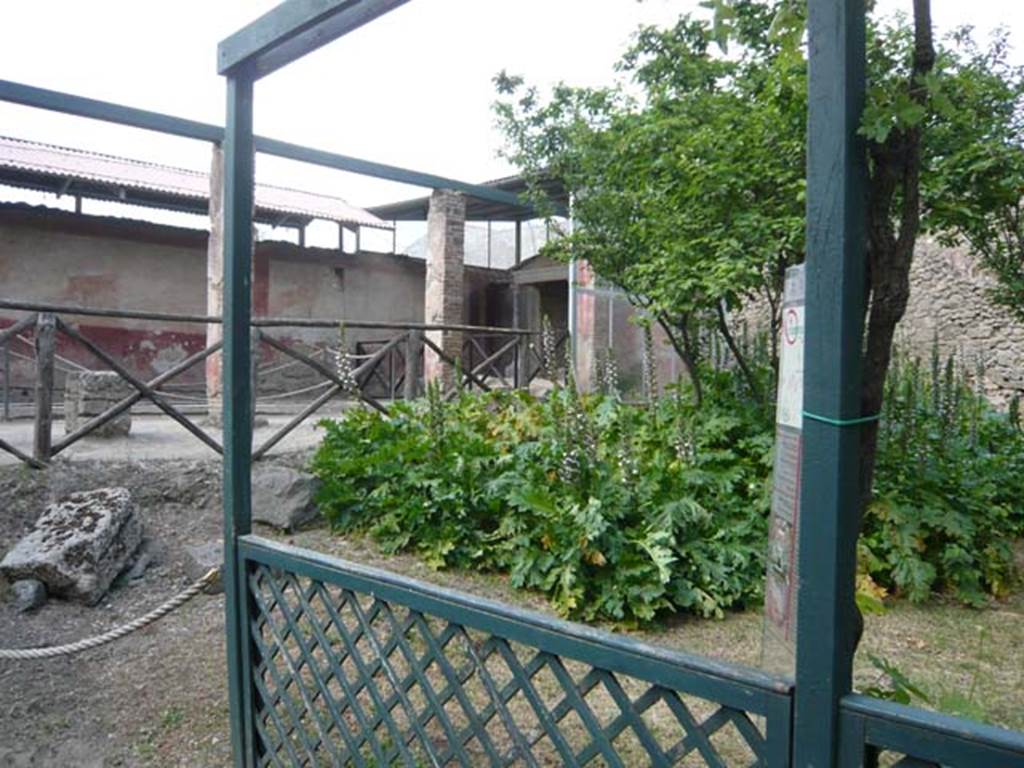 II.2.2 Pompeii. May 2011. Room “l”, garden. North-east corner. Photo courtesy of Buzz Ferebee.
According to Soprano – described as II.5.2, Casa di Loreio Tiburtini, (Triclini distrutti).
Ubicazione: giardino.
Bibliog. Della Corte, I nuovi scavi e l’Anfiteatro, p.75;
“Atti e Memorie della Societa Tiburtina di Storia e Arte”, XI-XII, 1931-32, p.187.
Nel giardino, ad oriente del canale dell’euripus si notano, al livello del suolo, le tracce d’un triclinio in muratura, che dove essere demolito quando fu costruito il biclinio annesso al ninfeo.
See Soprano, P. (1950). I triclini all’aperto di Pompei. (In Pompeiana, raccolta di studi per il secondo centenario degli scavi di Pompei. Napoli, Gaetano Macchiaroli, Editore, p.308-9, no.37.