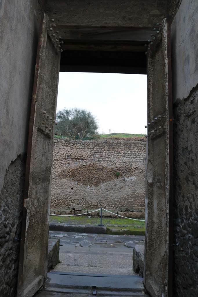 II.2.2 Pompeii. December 2018. 
Looking north towards rear of doors leading onto Via dell’Abbondanza. Photo courtesy of Aude Durand.