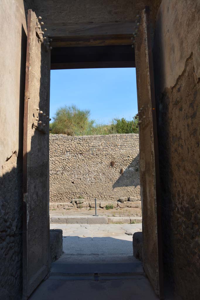 II.2.2 Pompeii. July 2017. 
Looking north through entrance doorway towards Via dell’Abbondanza.
Foto Annette Haug, ERC Grant 681269 DÉCOR.