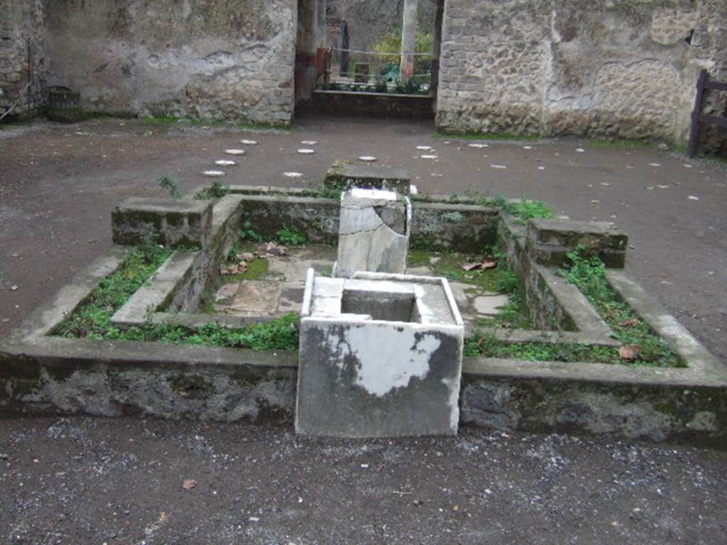 II.2.2 Pompeii. December 2005. Room 2, atrium. Looking south across atrium, impluvium and fountain. According to Jashemski, Spinazzola said the space between the walls had been lined in wood and would have formed a permanent planting box. The impluvium had been bordered by a low, double masonry wall, covered with marble on the outside. See Jashemski, W. F., 1993. The Gardens of Pompeii, Volume II: Appendices. New York: Caratzas. (p.78)